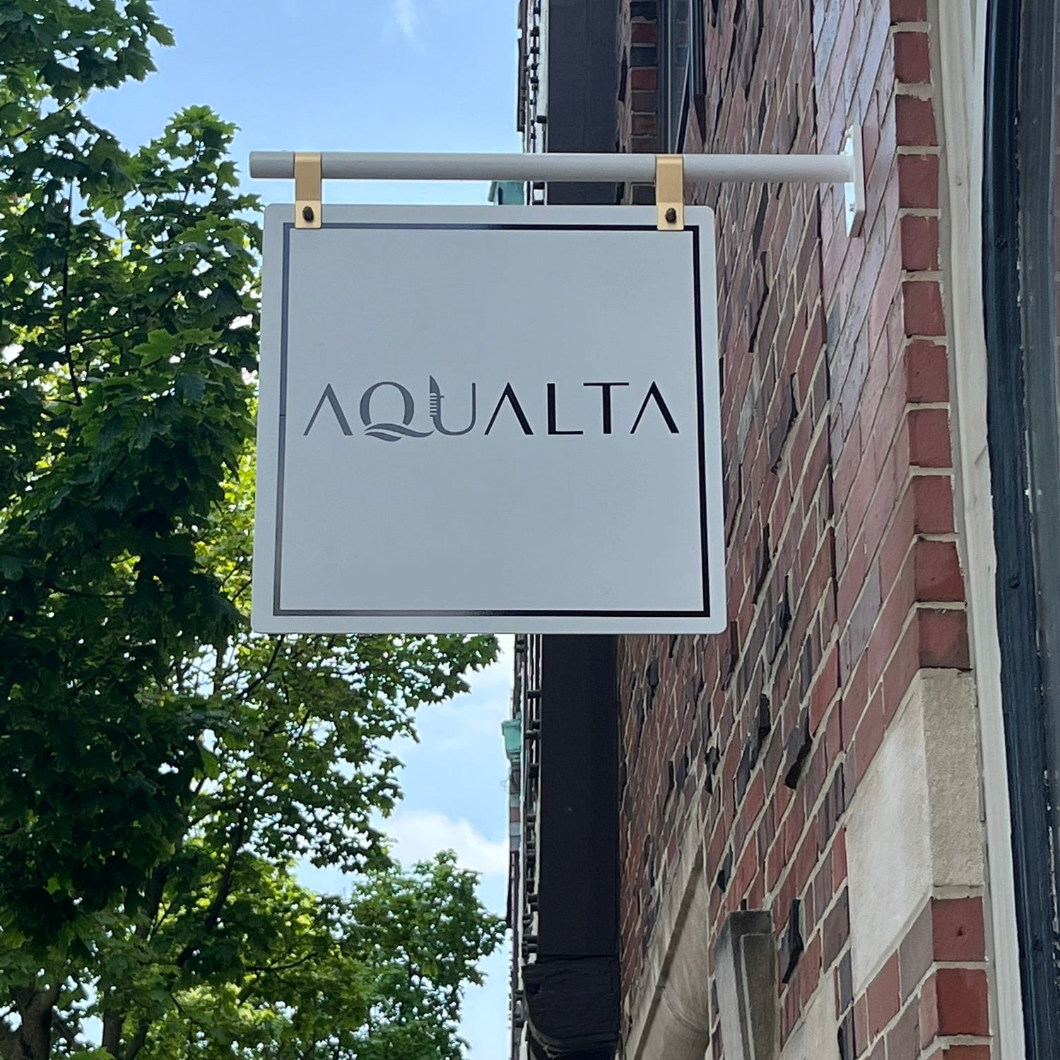 Exterior view of Aqualta boutique in Winnetka, IL