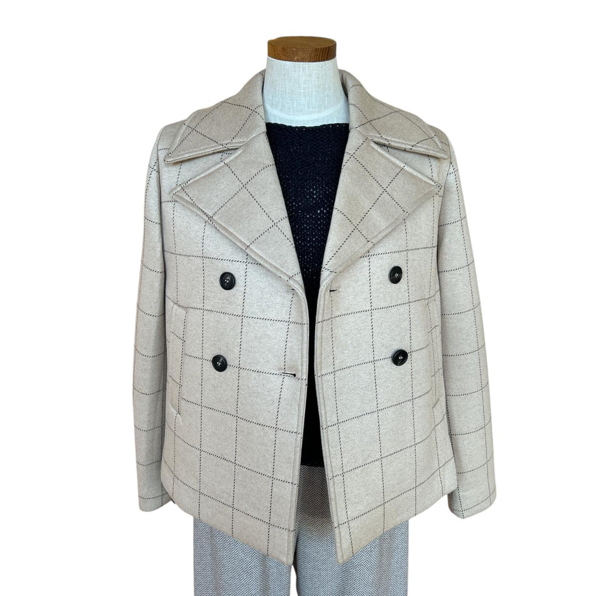 Plaid coat Goodmatch on a mannequin with a white background sold at Aqualta