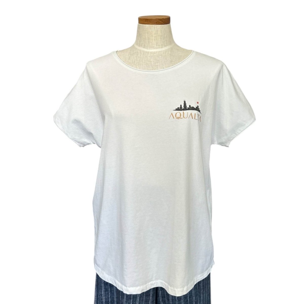 Round Neck White Tee - Print Chicago Small Skyline Red Star - AQUALTA