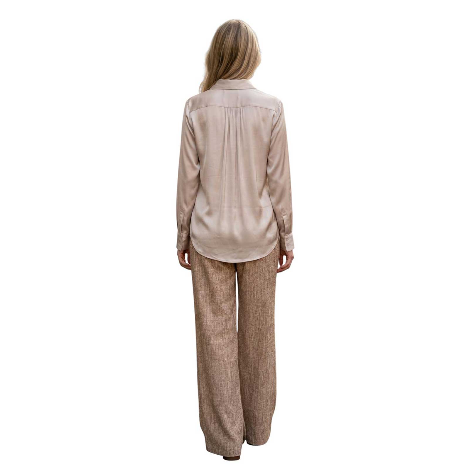 Woman wearing a Collar Shirt Latia Beige Sans sold at Aqualta 4