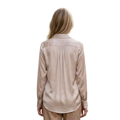 Person wearing a beige shirt Collar Shirt Latia Beige Sans sold at Aqualta