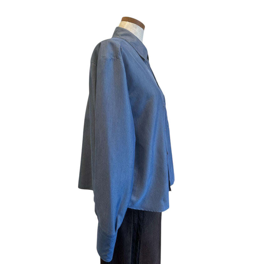 Side picture of our Cropped Blue Shirt Academia sold at Aqualta