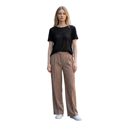 Woman wearing a Linen shirt straight fit Black Goodmatch sold at Aqualta