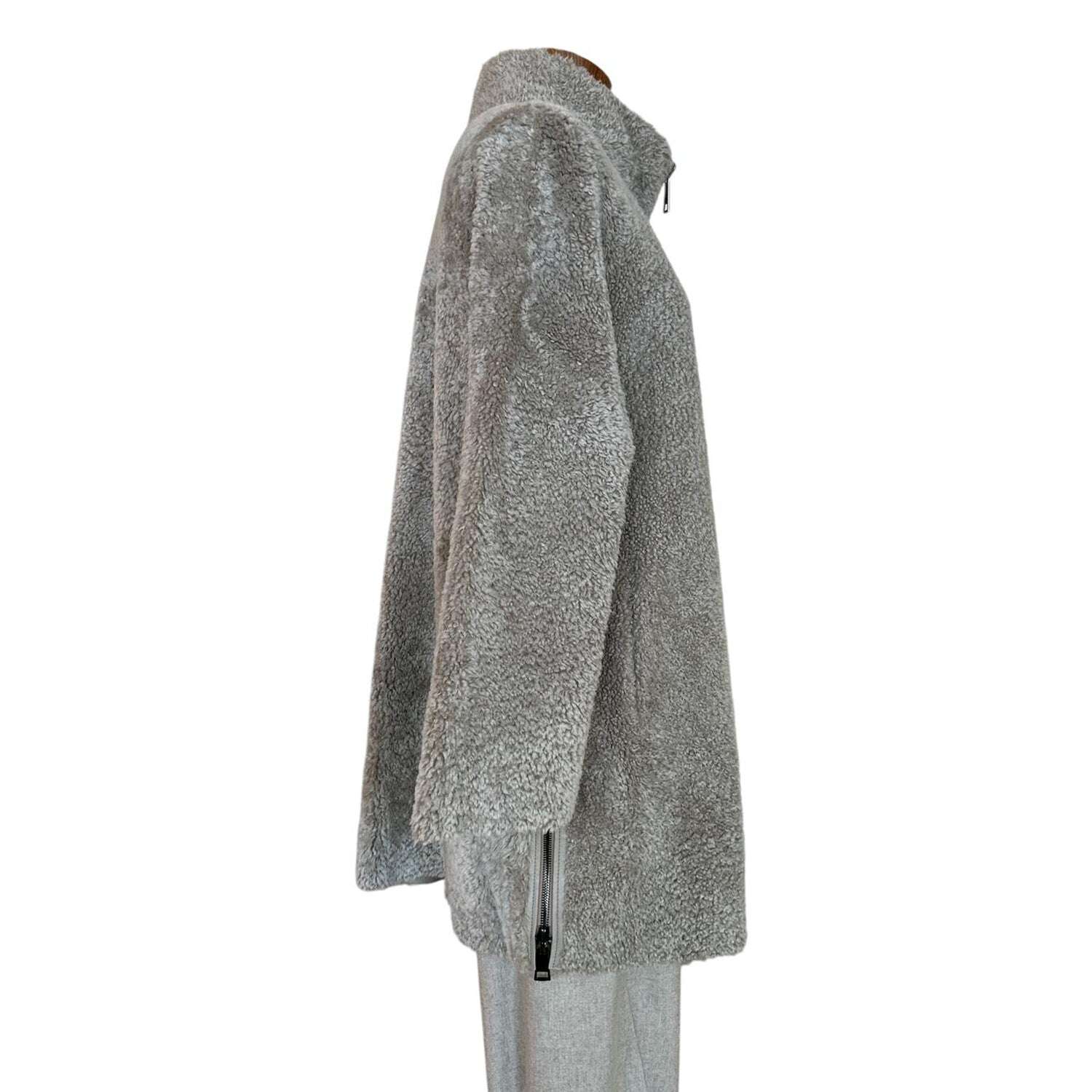 Side picture of our Merinos Coat Curly Fur Sand color Suprema sold at Aqualta