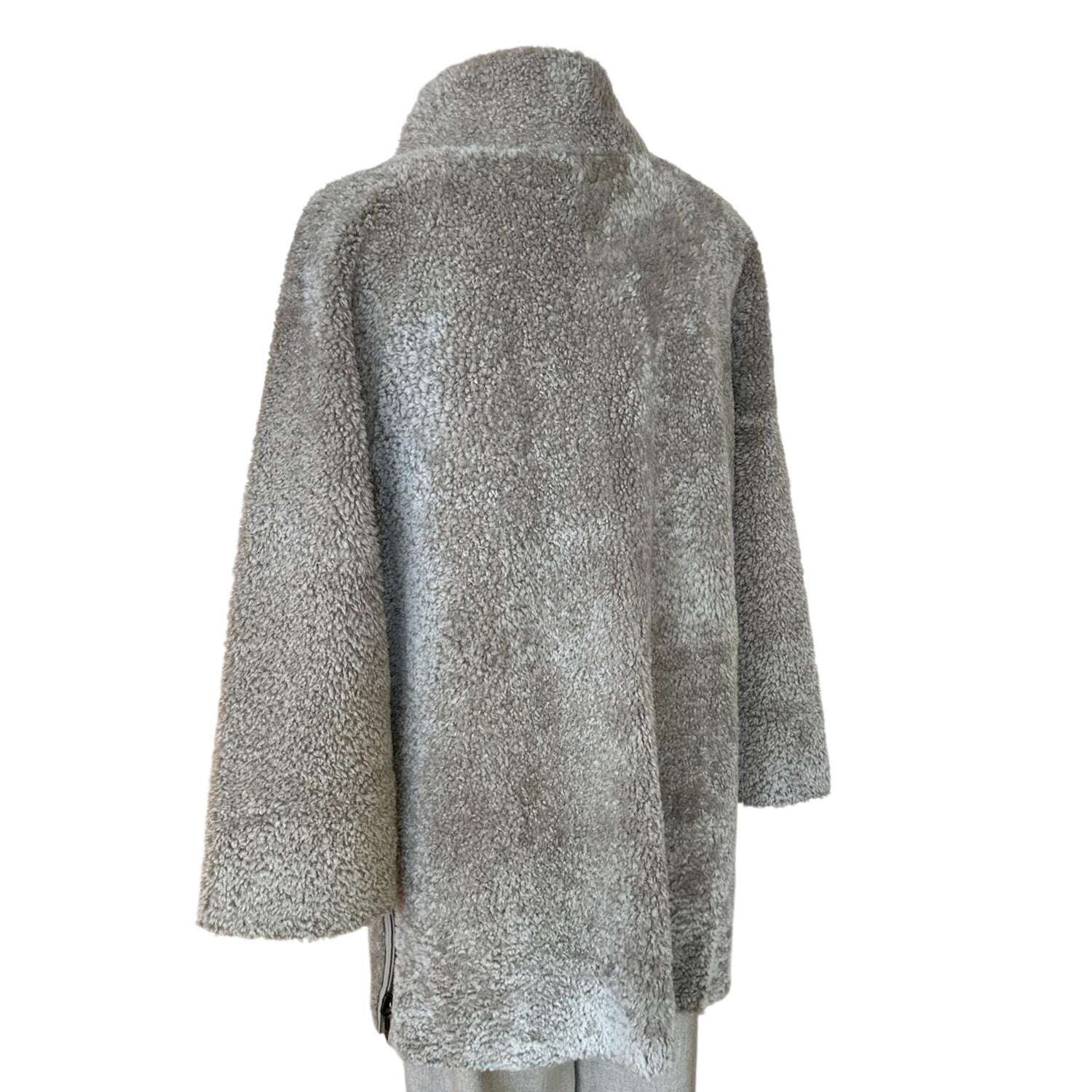 Back picture of our Merinos Coat Curly Fur Sand color Suprema sold at Aqualta