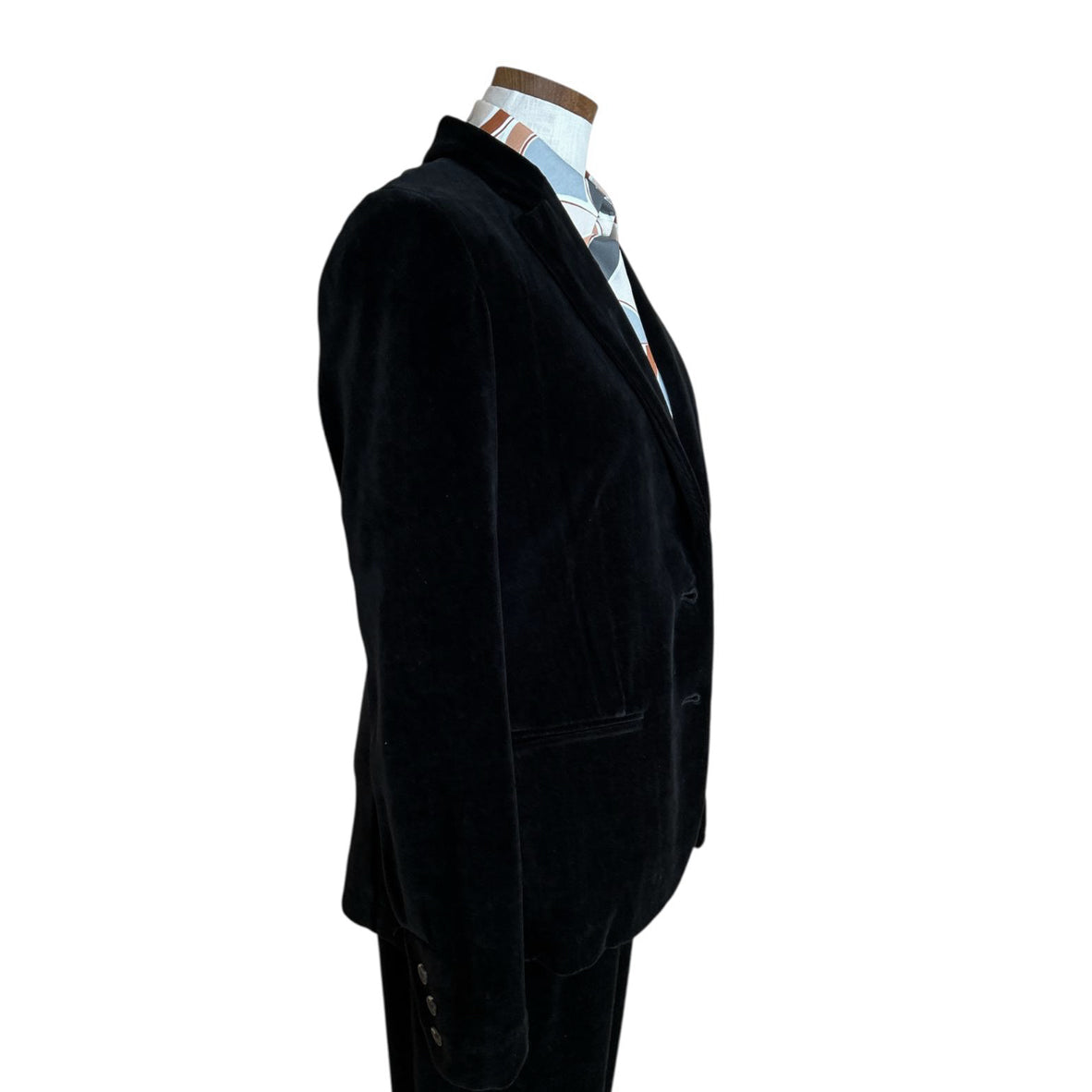 Side picture of our Single breast Velvet Blazer Black for women Goodmatch sold at Aqualta