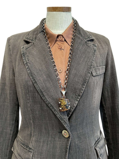 Amber pendant on a long blackened rolo chain - AQUALTA