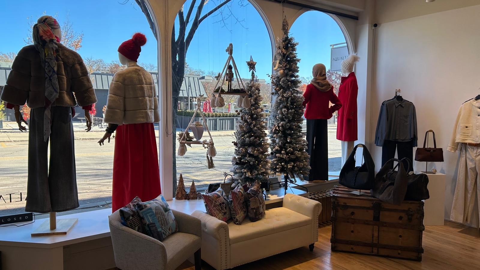 Visit our Aqualta store in Winnetka and explore beautifully curated Christmas decorations, refined seasonal pieces, and enchanting gift ideas.